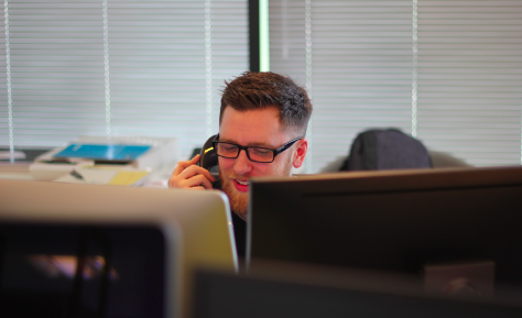 Billede af bibliotekar der taler i telefon